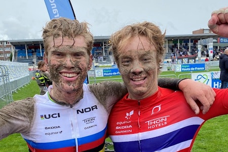 VANT: Stian Edvardsen-Fredheim sammen med Per Strand Hagenes etter triumfen i Roubaix. Foto: Norges Cykleforbund
