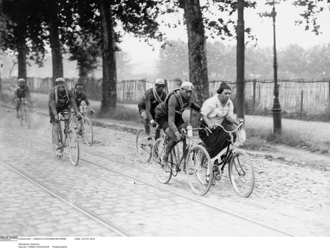PIKENES HECTOR: Mellom trikkeskinner i Bordeaux legger Tiberghien hånden nederst på en ung beundrerinnes rygg, til munterhet i feltet og ufine tilrop fra publikum. Foto: Presse Sports PIKENES HECTOR: Mellom trikkeskinner i Bordeaux legger Tiberghien hånden nederst på en ung beundrerinnes rygg, til munterhet i feltet og ufine tilrop fra publikum. Foto: Presse Sports