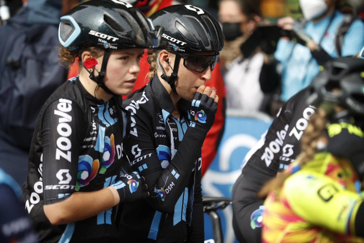 VELTET UT: Susanne Andersen, her på startstreken i Denain med lagvenninne Franziska Koch, kom ikke langt i Paris-Roubaix. Foto: Cor Vos