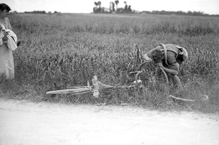 NAM NAM, MADAME! Bottecchia tar utradisjonelt verktøy i bruk for å bytte dekk. Uavhengige ryttere, touriste-routiers, kunne utgå fordi de gikk tomme for dekk i løpet av en etappe. Foto: Presse Sports NAM NAM, MADAME! Bottecchia tar utradisjonelt verktøy i bruk for å bytte dekk. Uavhengige ryttere, touriste-routiers, kunne utgå fordi de gikk tomme for dekk i løpet av en etappe. Foto: Presse Sports