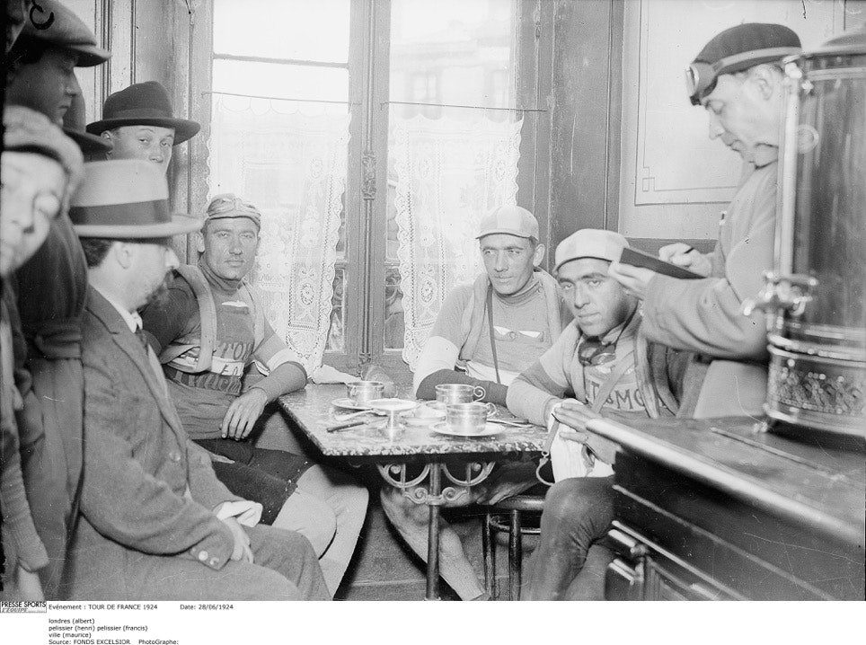 SCOOPET: Albert Londres intervjuer Henri Pélissier som har stått av i protest sammen med sin bror Francis, og Ville hvis knær ikke ville mer. Da intervjuet ble publisert under tittelen ”Forcats de la Route”, Slaver av veien, skapte det ramaskrik. Foto: Presse Sports SCOOPET: Albert Londres intervjuer Henri Pélissier som har stått av i protest sammen med sin bror Francis, og Ville hvis knær ikke ville mer. Da intervjuet ble publisert under tittelen ”Forcats de la Route”, Slaver av veien, skapte det ramaskrik. Foto: Presse Sports