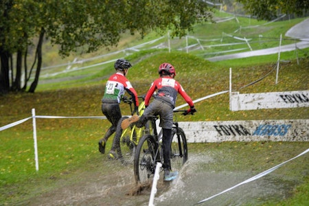 FUKTIG: Søndagens Føyka Kross var enda våtere og glattere enn i går, med andre ord perfekte forhold for sesongåpningen i cyclocross. Foto: Dag Otter Johansen Føyka Kross 2021