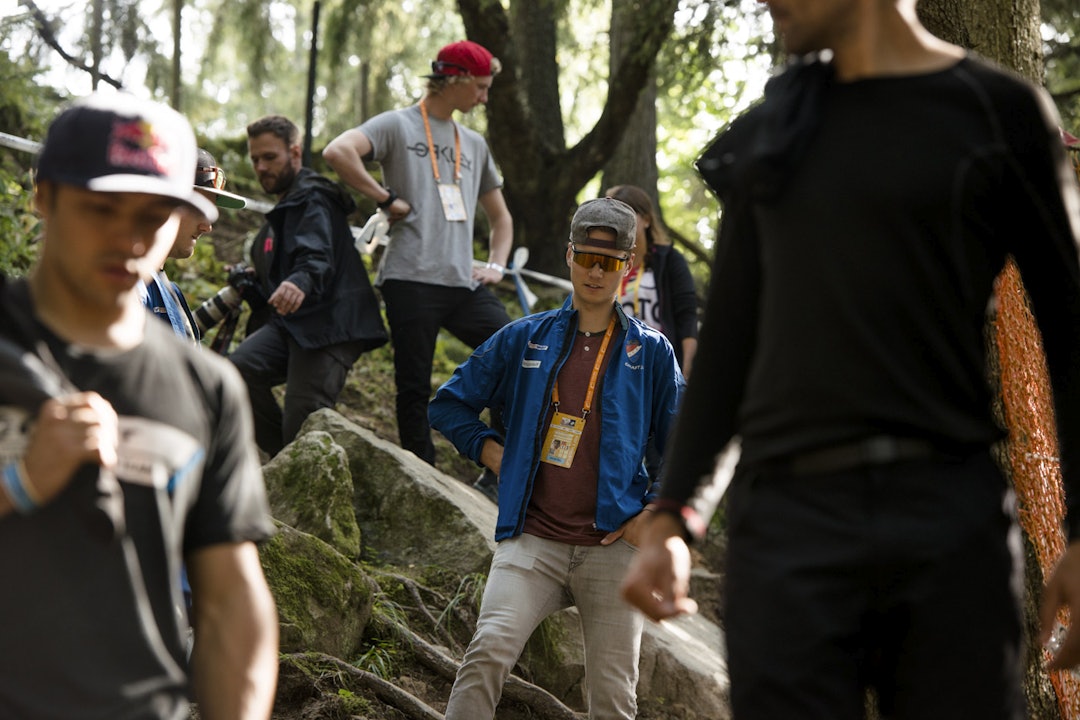 STUDIER: Zakka studerer linjer. (foto: Martin I. Dalen) _MID0373