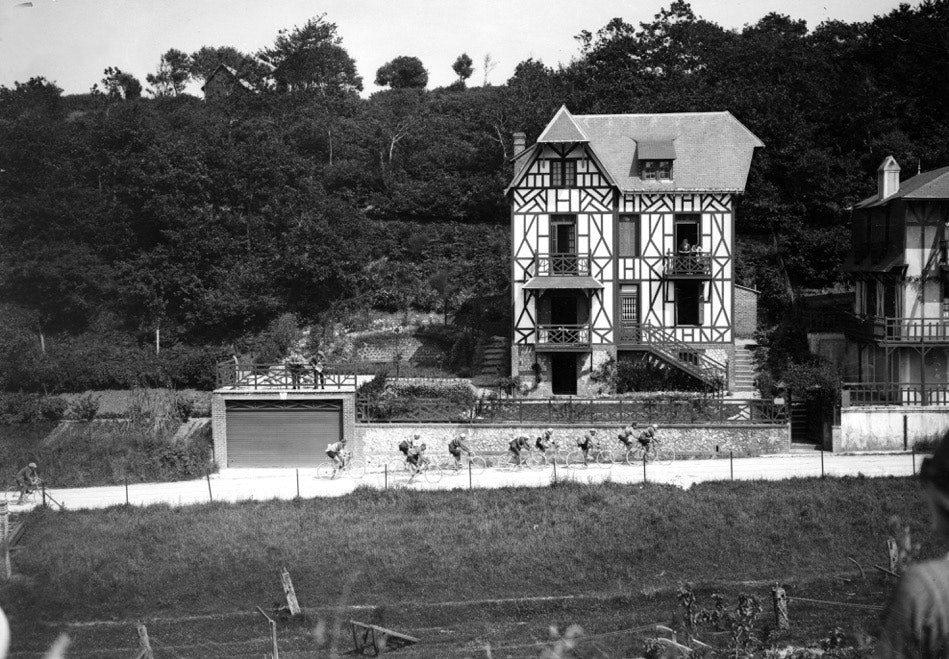 FØRSTE BAKKE: Det finnes villaer, og så finnes det villaer i bindingsverk, med dobbelgarasje. Vi er i 1924. Urokråka Henri Péllisier leder en gruppe ved Flixecourt. Foto: Presse Sports FØRSTE BAKKE: Det finnes villaer, og så finnes det villaer i bindingsverk, med dobbelgarasje. Vi er i 1924. Urokråka Henri Péllisier leder en gruppe ved Flixecourt. Foto: Presse Sports