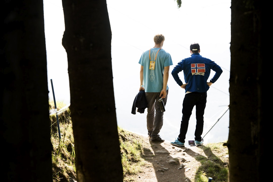 UT I DET BLÅ: Lars Sandviken og Nicklas Andersen speider utover. (foto: Martin I. Dalen) _MID0390