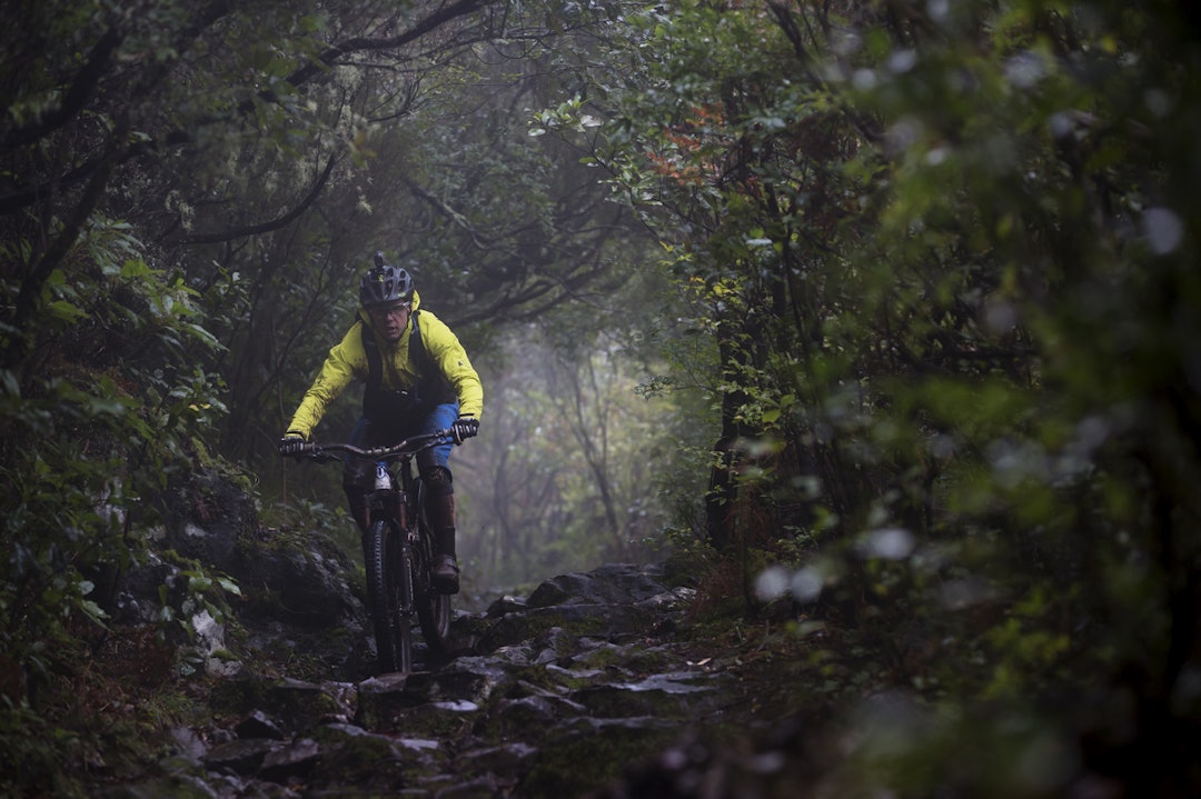VANT MED VÅTT: Sleipe og gjørmete forhold under sydenturen til Madeira var ikke mye problem for Espen Johnsen fra Bergen. Foto: Kristoffer H. Kippernes _IPP0075