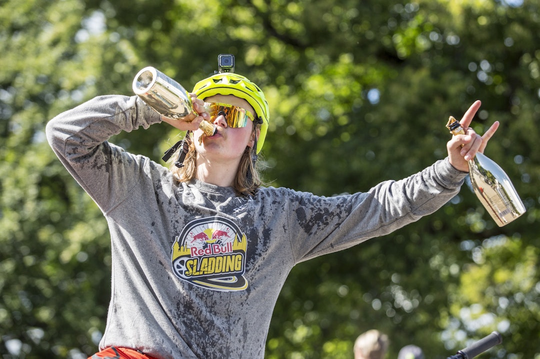 Zakarias Blom Johansen tok seieren i finalen, men Brage Vestavik lot ikke det stjele gleden fra feiringen. Foto: Mayhem Media Bubbles - Red Bull Sladding - Mayhem Media 1400x933