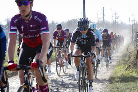 KLAR FOR «HELVETET I NORD»: Susanne Andersen tester her brosteinen i Les Samyn Dames i mars. Lørdag venter noen ordentlige nesestyvere i Paris-Roubaix. Foto: Cor Vos KLAR FOR «HELVETET I NORD»: Susanne Andersen tester her brosteinen i Les Samyn Dames i mars. Lørdag venter noen ordentlige nesestyvere i Paris-Roubaix. Foto: Cor Vos