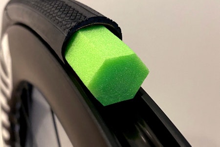 SKUM-DINGS I DEKKET: Denne kan sørge for at du kommer deg hjem fra turen eller at du holder deg gående lenge nok til å få hjelp i et ritt. Alle foto: Vittoria SKUM-DINGS I DEKKET: Denne kan sørge for at du kommer deg hjem fra turen eller at du holder deg gående lenge nok til å få hjelp i et ritt. Alle foto: Vittoria