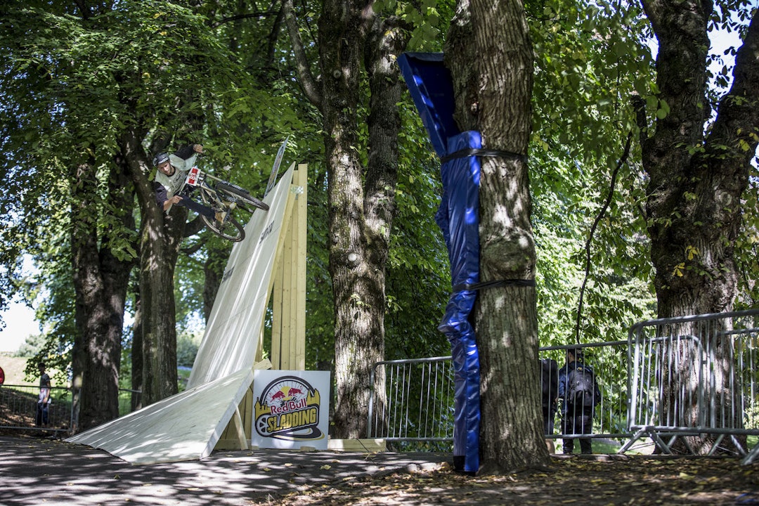 Høyt opp gir fratrekk i totaltid. Her er det Herman Bøgeberg som sikrer seg bonus. Wall Ride Herman Bøgeberg - Red Bull Sladding - Mayhem Media 1400x934