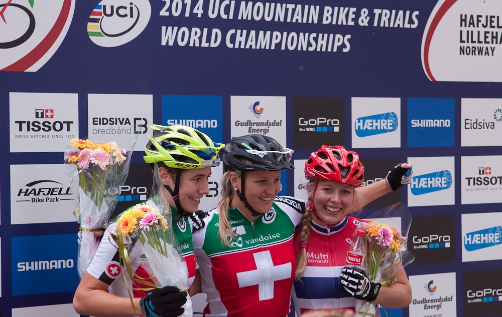 FØLELSESLADET: Ingrid Sofie Bøe Jakobsen var glad for bronsemedaljen bak de to sveitsiske jentene.