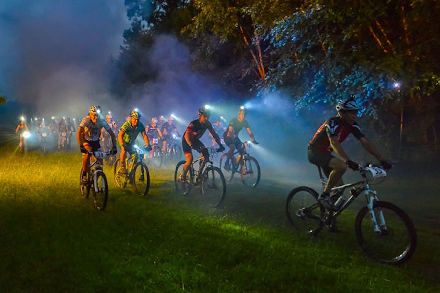 Det blir syklet gjennom nattetimene når slaget om Fem Fjorder skal avgjøres. Foto: Steve Hampton nightmtb Lødingen 900x600