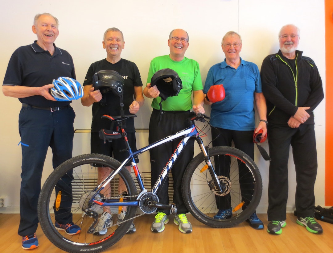 Pensjonistene i Team Stålmannen trener sammen to ganger i uka, og har ambisjoner om å sette lag i yrkesaktiv alder på plass i Slaget om Fem Fjorder, forteller rittleder Geir Ellingsen. Foto: Arrangøren Team Stålmannen Fem Fjorder Foto Arrangøren 1400x1063