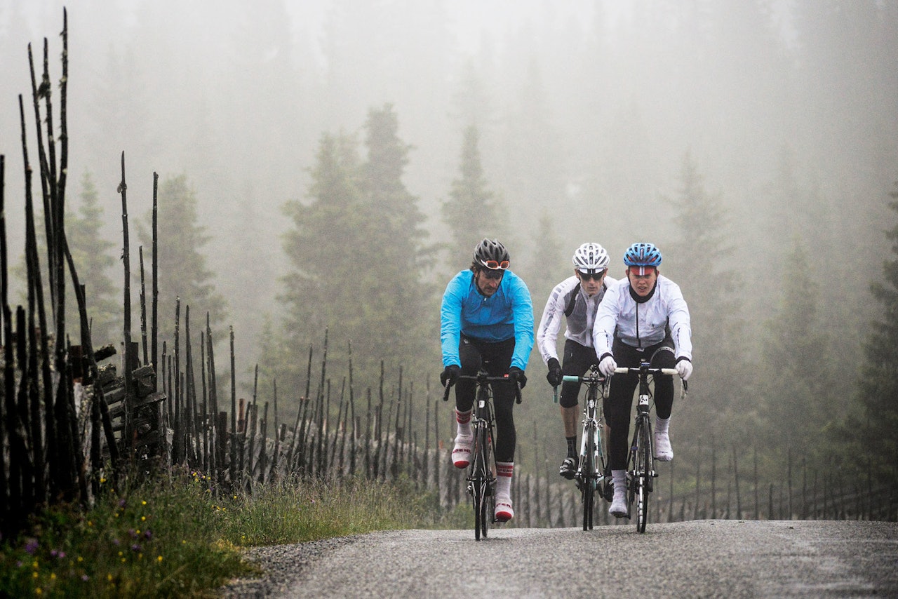 INGEN ENKEL SAK: Hva gjør du når det regner 14 dager i strekk, og du vil sykle? Følg våre enkle råd, så kommer du fort i gang. Foto: Kåre Dehlie Thorstad. 