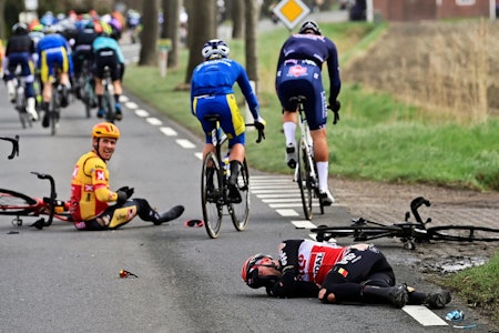 I BAKKEN: Frederik Frison fikk seg en ordentlig trøkk i velten, som også sendte Kristoffer Halvorsen tidlig ut av Scheldeprijs. Foto: Cor Vos I BAKKEN: Frederik Frison fikk seg en ordentlig trøkk i velten, som også sendte Kristoffer Halvorsen tidlig ut av Scheldeprijs. Foto: Cor Vos