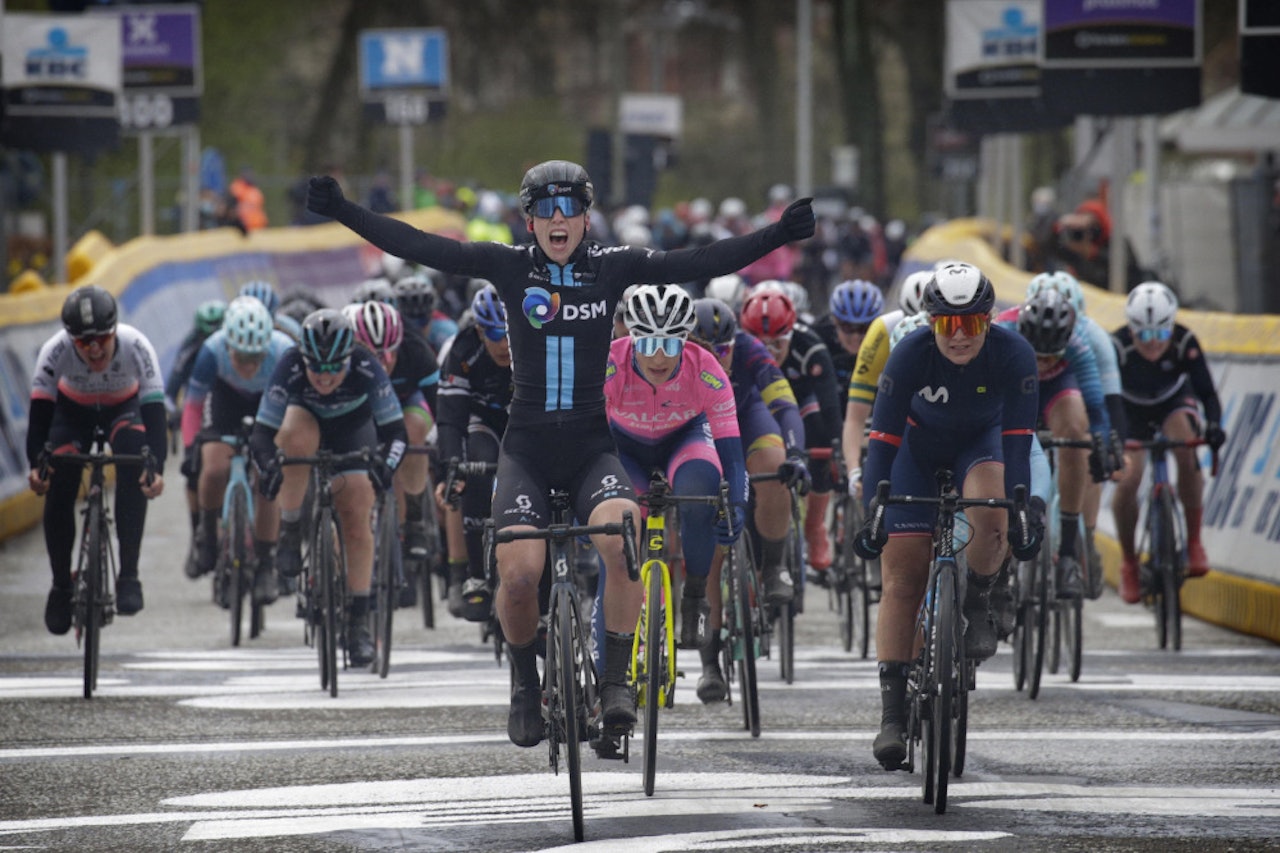 ENDELIG SEIER: Lorena Wiebes kunne endelig juble for seier denne sesongen, mens Emilie Moberg leverte sesongens beste resultat. Foto: Cor Vos