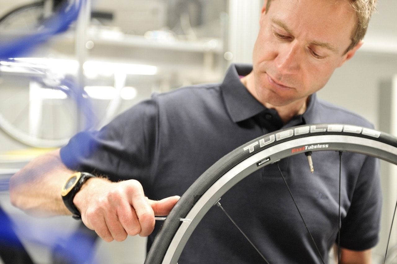 - I AM PAID to make zis tire suffer wit zis nail. (Foto: Schwalbe) Jens Voigt tester tubeless dekk