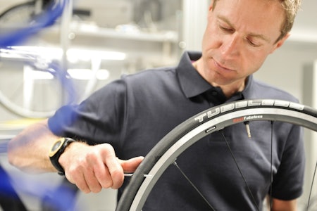 - I AM PAID to make zis tire suffer wit zis nail. (Foto: Schwalbe) Jens Voigt tester tubeless dekk