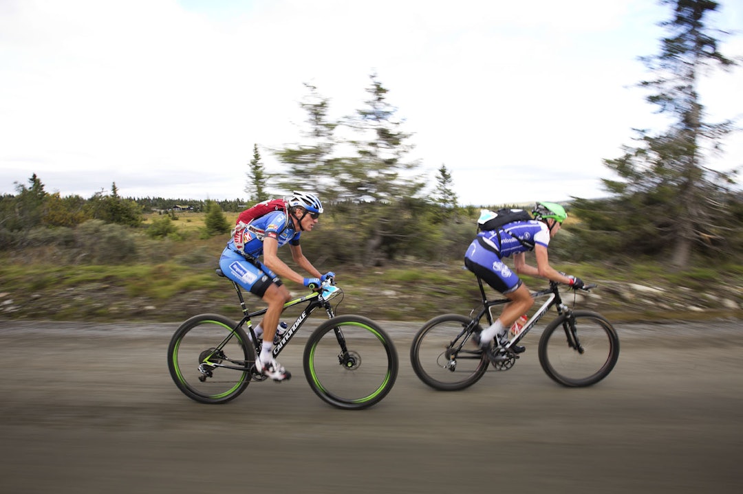 DUO: Åsmund Løvik (foran) og Frederik Wilmann samarbeidet godt underveis. Her er de på vei opp mot Storåsen (foto: Kristoffer H. Kippernes) 5C2A5339
