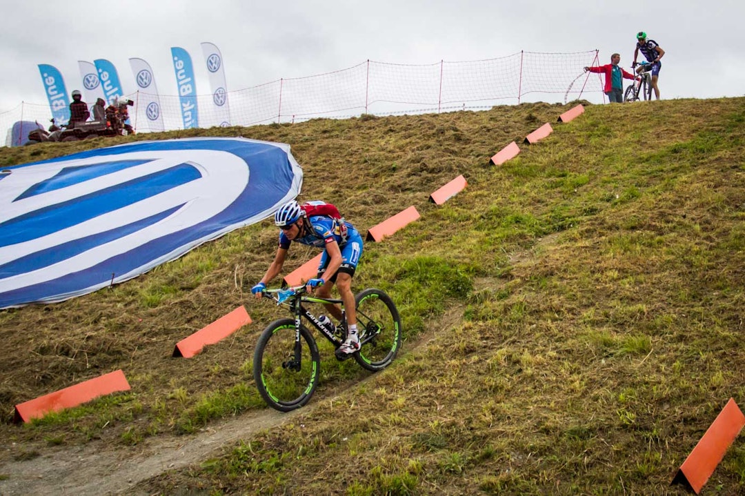 AVGJORT: Her står en fortvilet Åsmund Løvik igjen, mens Frederik Wilmann svinger inn på oppløpet (foto: Snorre Veggan) birken2014-6239a