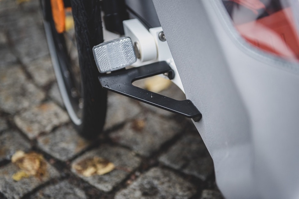 AVVISER: Metallbrakettene foran hjulene minker sjansen for å hekte hjulene i hushjørner og portstolper. Foto: Henrik Alpers Thor Hushovd Kid Racer