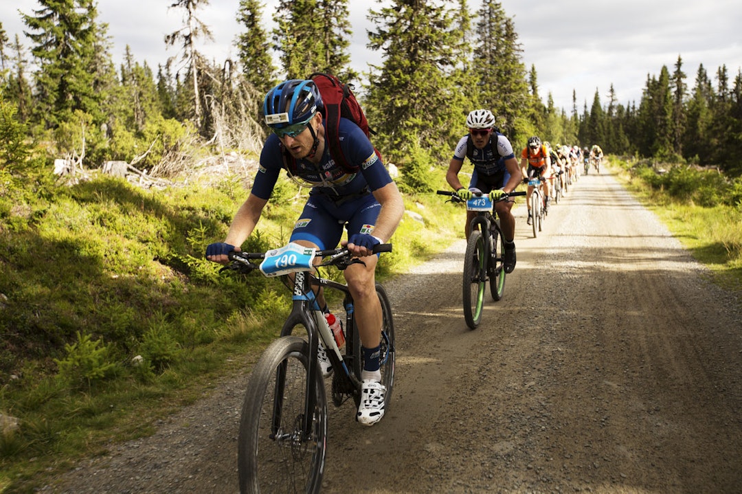 JAGET: Landeveissyklist Reidar Borgersen satte nettopp norsk rekord på tempo. Her drar han forfølgerne underveis i rittet (foto: Kristoffer H. Kippernes) 5C2A5270