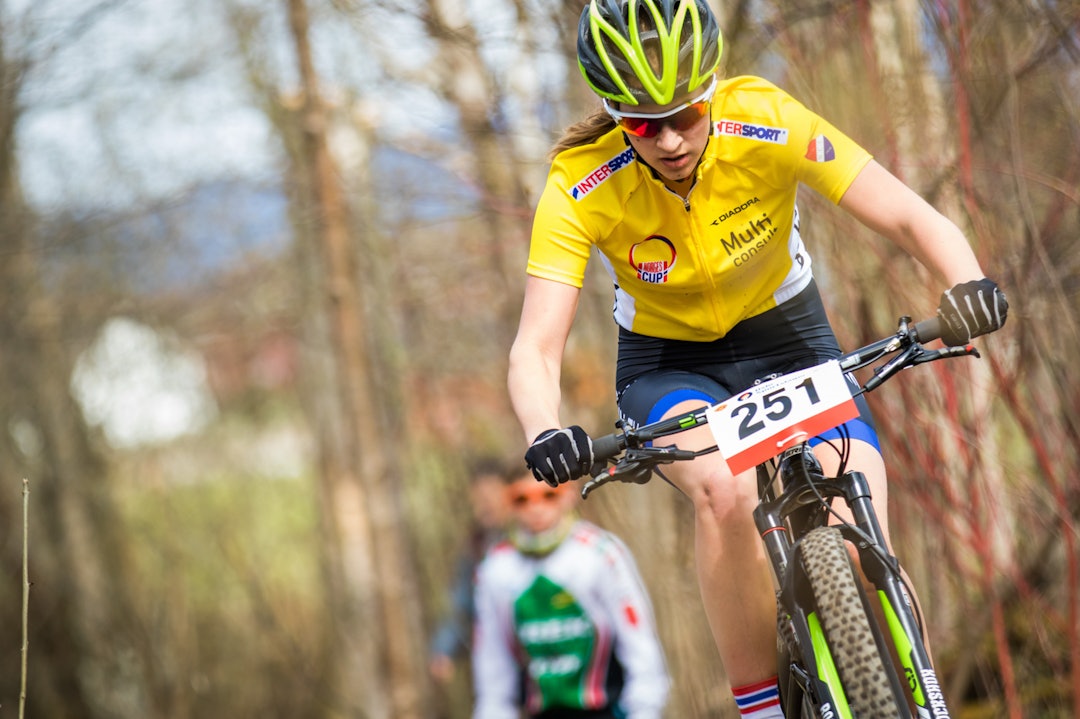 Thea Siggerud snappet til seg den gule ledertrøya på første mulighet som junior. Foto: Snorre Veggan Thea Siggerud NC Fiskum - Snorre Veggan