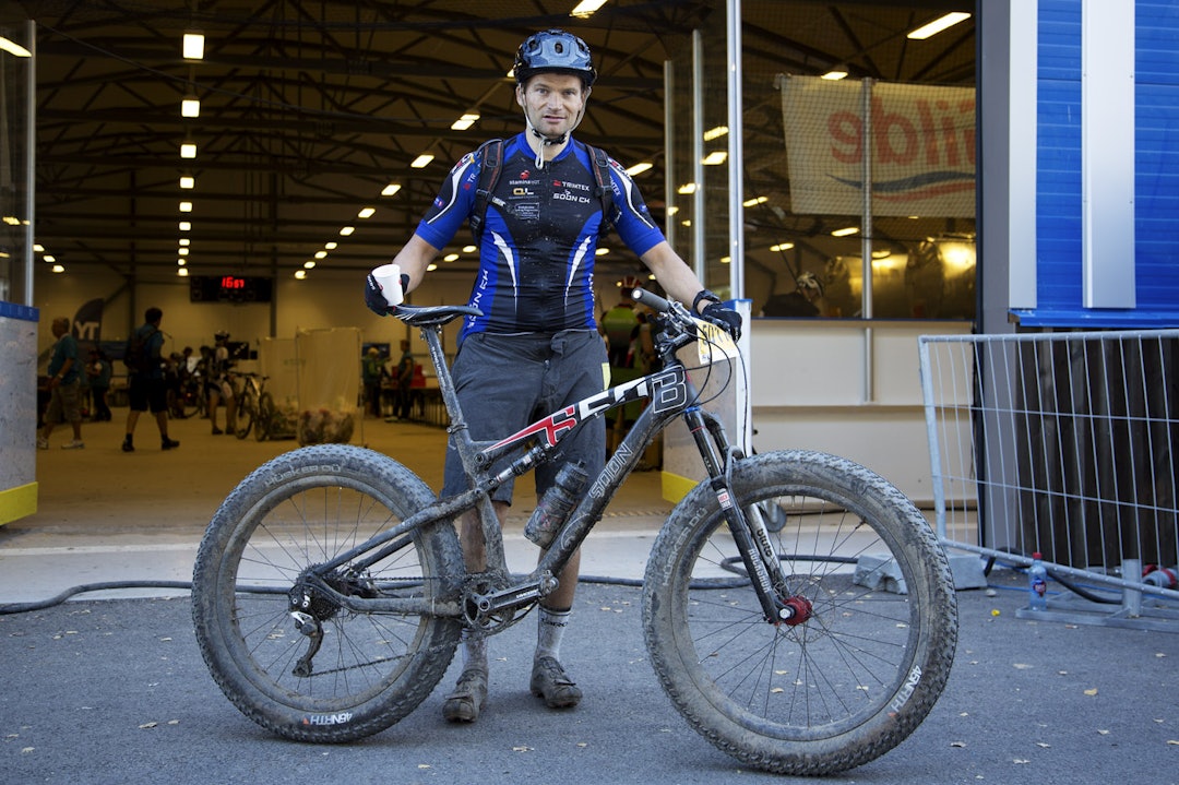 VEL FREMME: Atle Stubberud rakk knapt å få seg en kopp suppe før han ble stoppet av Terrengsykkel for en prat. (foto: Kristoffer H. Kippernes) _IPP6630