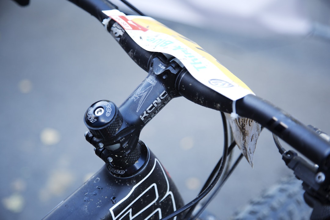 SPARER NOE: Den fulldempede fatbiken blir neppe noen lettvekter uansett, men noen gram er spart med et lett styrefremspring fra KCNC. (foto: Kristoffer H. Kippernes) _IPP6643