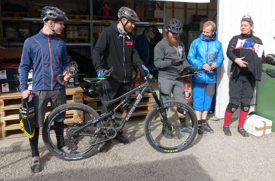 Pallen i cruxekonkurransen fra venstre Ole Henrik Solgård på andreplass, cruxekonge Are Tallaksrud, årets taco Michael Cook, Ted Johansen på tredjeplass og cruxedronning Anette Bastnes. Foto: Pål Valbjørk Ole Henrik Solgård - Are Tallaksrud - Michael Cook - Ted Johansen - Anette Bastnes Cruxjam 2016 - Pål Valbjørk 1400x924