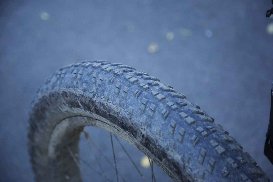TRILLER SÅNN OK: Lite dekk til fatbike og være, men likevel flere ganger bredere enn et vanlig terrengsykkeldekk. Skånsomt, men tungt i den lange og krevende løypa. (foto: Kristoffer H. Kippernes) _IPP6642