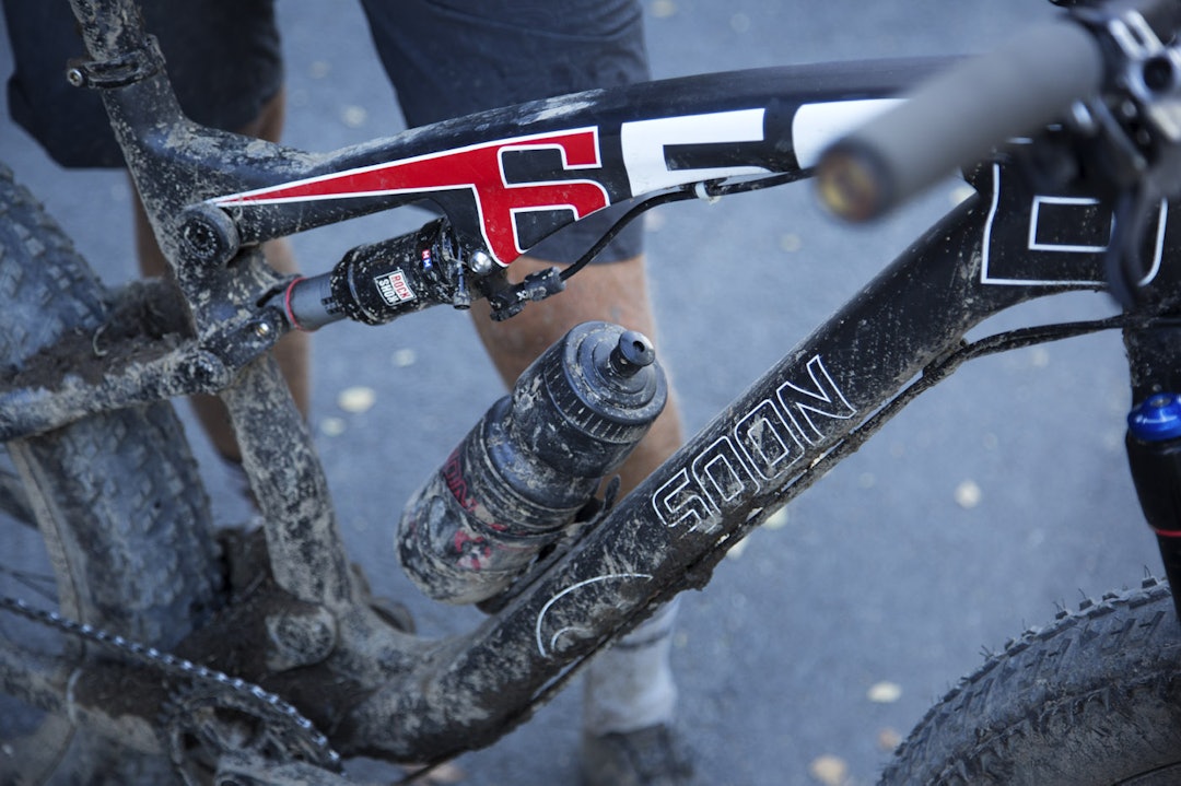 KAN LÅSES: Med både 100mm vandring foran- og bak, samt feite dekk kan det bli nok gynging. Bakdemperen lar seg låse med en byter fra styret. (foto: Kristoffer H. Kippernes) _IPP6641