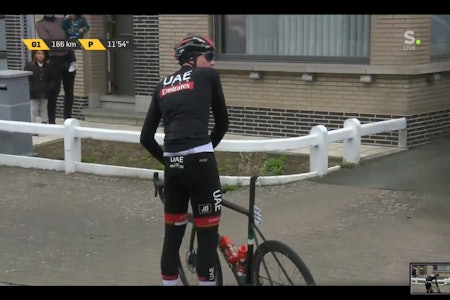 POKKER: Vegard Stake Laengen så ikke videre fornøyd ut da setet datt av. Skjermdump: Sporza/twitter. vegard stake laengen uten sete