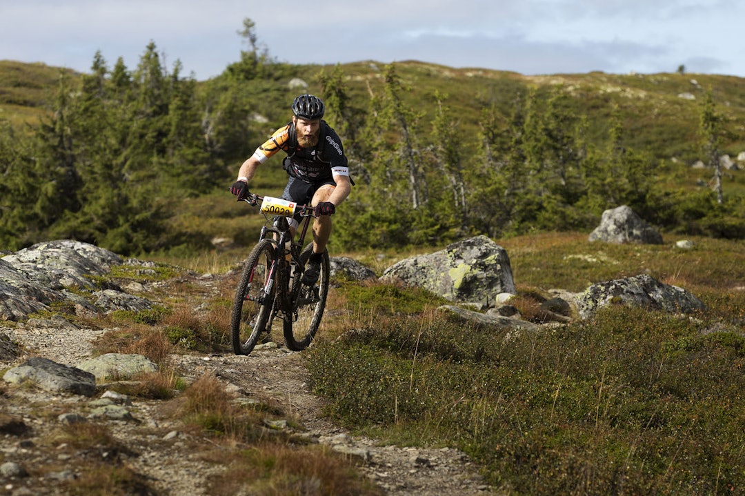 JAGER: Erik Skovgaard Knudsen jager ledende Tor Halvor Bjørnstad ned fra Reinsfjell (foto: Kristoffer Kippernes). _IPP6233