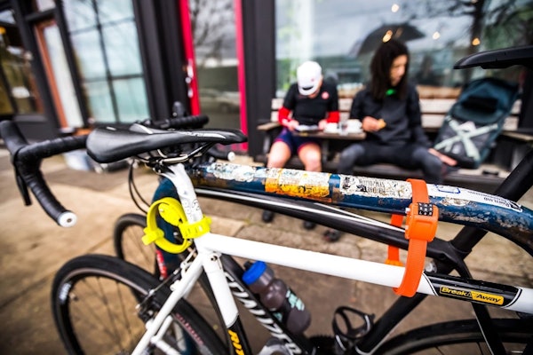 LØSNINGSORIENTERT: Det finnes masse produkter og løsninger for å unngå at sykkelen blir stjålet når du har en kaffestopp. Foto: Henrik Alpers.  LØSNINGSORIENTERT: Det finnes masse produkter og løsninger for å unngå at sykkelen blir stjålet når du har en kaffestopp. Foto: Henrik Alpers.