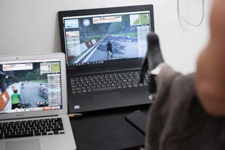 RITT PÅ ZWIFT: Både morsomt og intenst, men det er litt greier du må ordne for å komme til startstreken. Foto: Henrik Alpers RITT PÅ ZWIFT: Både morsomt og intenst, men det er litt greier du må ordne for å komme til startstreken. Foto: Henrik Alpers