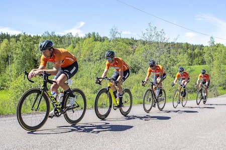 I ALL ENKELTHET: Kjekkas-kapteinen Roy Magne Storholm (foran) har verken treningsplaner eller duppeditter når han trener, men henger likevel med helt inn hver gang. Foto: Pål Westgaard Roy Magne Storholm Landeveisrittet 2019