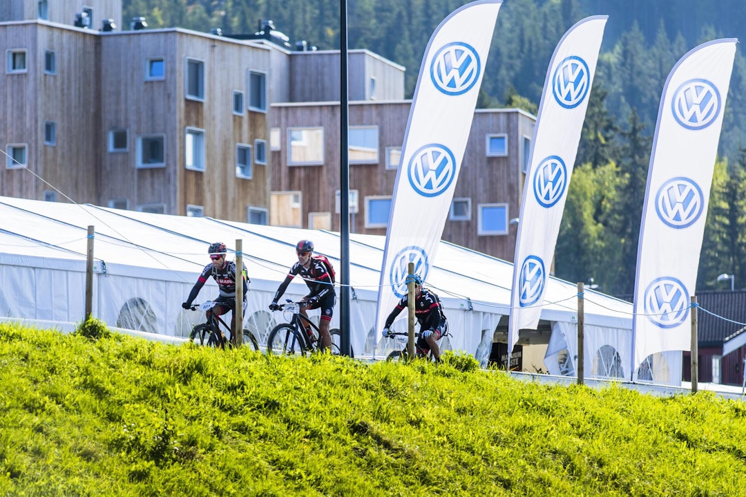 DE ALLER FØRSTE: Yngvar Hansen, Kjell Karlsen og Stefan Repshus var konkurrenter til Sjøsetervegen og kompiser over målstreken. birken2017-7796a
