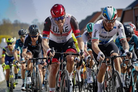 KJEMPET OM PODIET: Alexander Kristoff spurtet om annenplassen i Dwars door Vlaanderen, men så skjedde plutselig noe uventet. Foto: Cor Vos KJEMPET OM PODIET: Alexander Kristoff spurtet om annenplassen i Dwars door Vlaanderen, men så skjedde plutselig noe uventet. Foto: Cor Vos