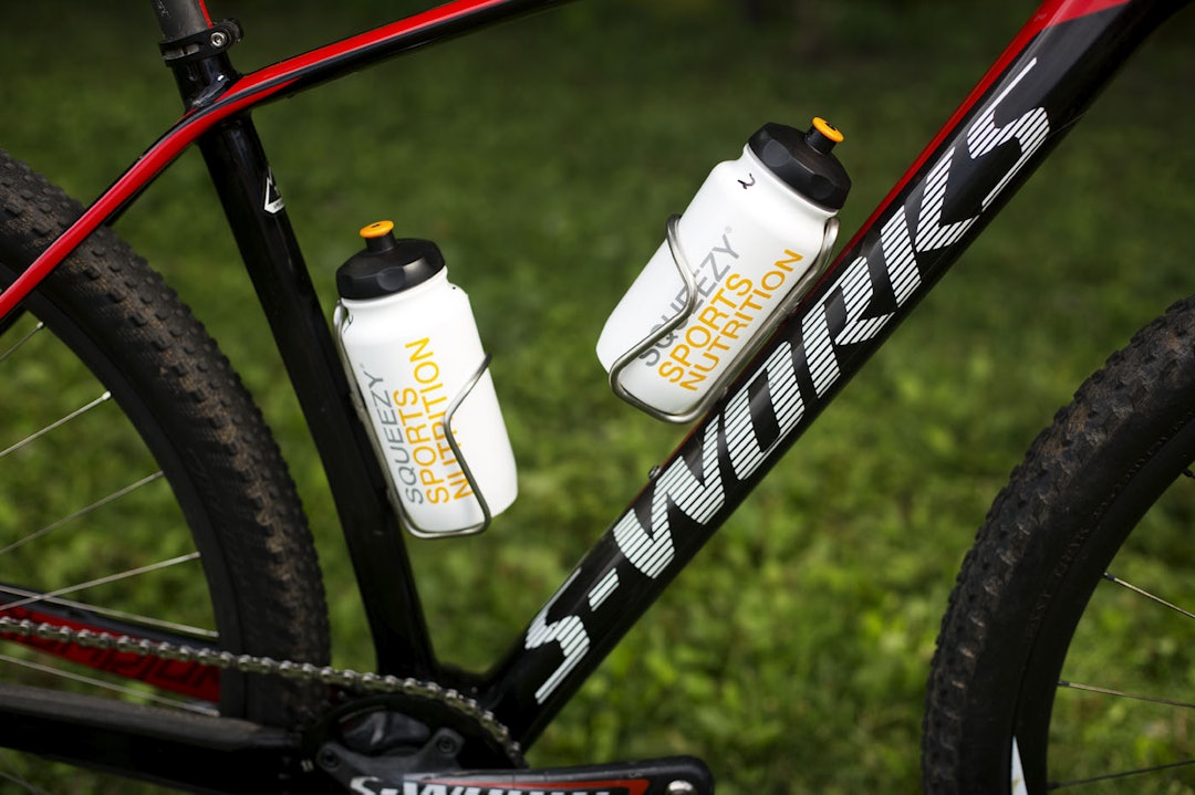 PÅ RAMMA: Ola kjører starter med to flasker sportsdrikke på ramma. (foto: Kristoffer H.Kippernes) _IPP5601