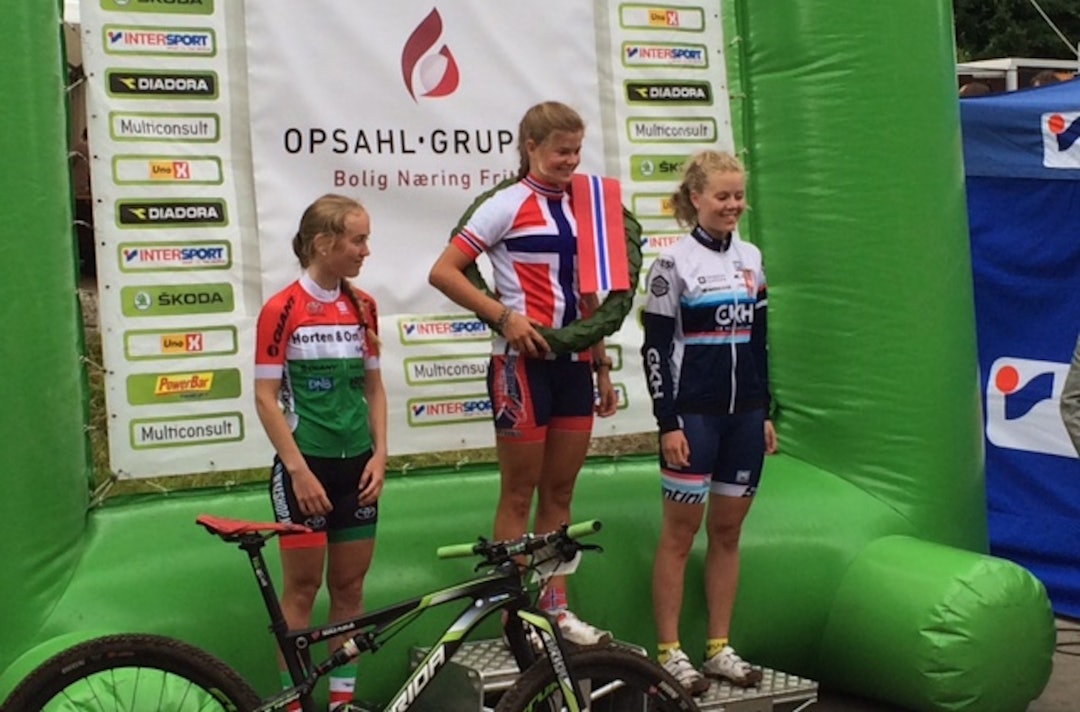 Pallen i NM Kvinner junior: (fra venstre) Ingvild Gåskjenn, Tiril Liverud Knudsen, og Anna Stray Rongve. Foto: Kristoffer Kipperens NM XCO 2015 K jr Ingvild Gåskjenn - Tiril Liverud Knudsen - Anna Stray Rongve - Kristoffer Kipperens