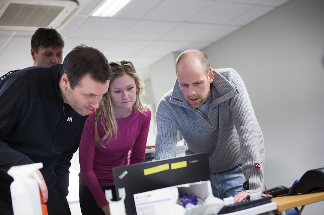 TESTING, TESTING: Lars Erik (til venstre) ser på testresultatene sammen med Joar Hansen, Wibekke Ombye og Tor-Arne Tømte. Foto: Kristoffer H. Kippernes _IPP0713