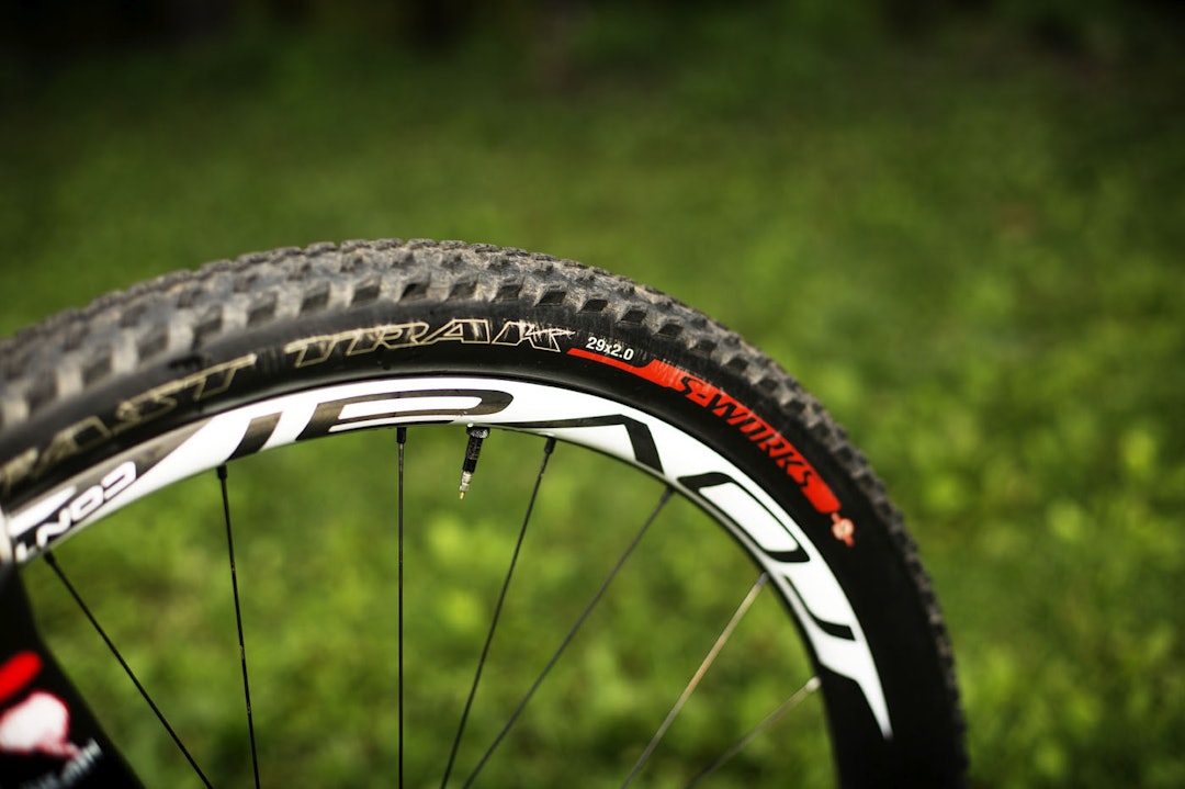 MER STYRING: Ola vil helst ha litt grep også, og har valgt et grovere dekk foran enn bak. (foto: Kristoffer H. Kippernes) _IPP5607