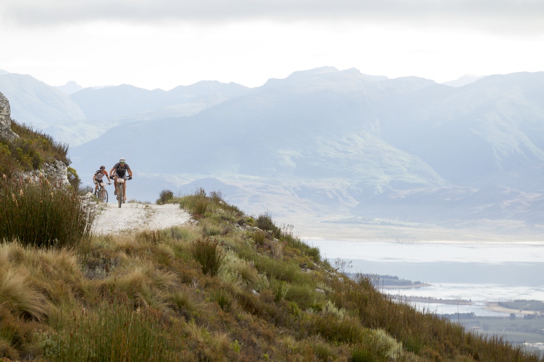 LANGT OG HARDT: Etapperittet Cape Epic i Sør-Afrika går for å være en av de hardeste utfordringene en terrengsyklist kan bryne seg på. Foto: Cape Epic ACE15_Stage1_GP_3308