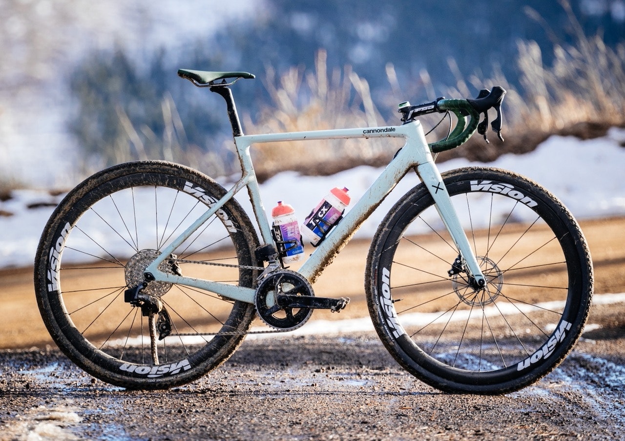 RASK PÅ GRUSEN: Cannondales nye gravel-sykkel, SuperSix EVO SE har utseende som en landeveisracer, men klaring til 45 mm dekk.  Cannondale SuperSix EVO SE