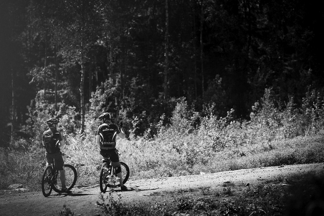 PAUSE: Brynjar tar ei pause etter noen morsomme minutter på sti med sykkelkompis Kent Siggerud. (foto: Kristoffer H. Kippernes) _IPP9146