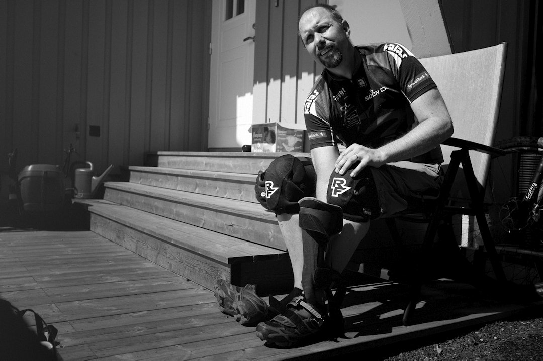 STØTTE: Brynjar bruker ei støtteskinne for å gjøre sykling med venstrebeinet mulig. (foto: Kristoffer H. Kippernes) _IPP9163
