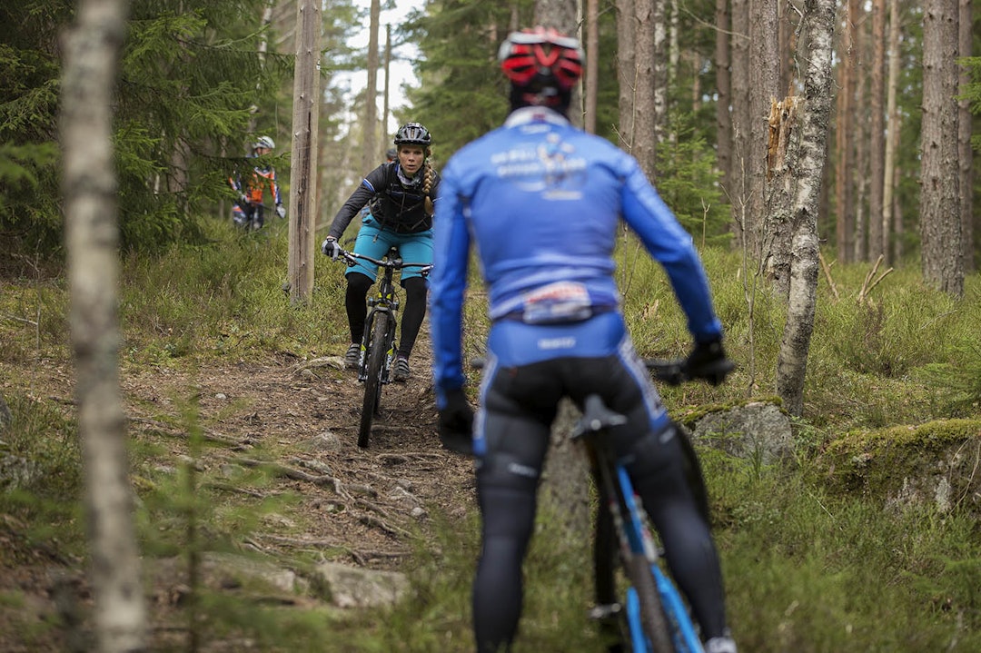 TEKNIKKTERPING: Maria trener på tekniske ferdigheter mens treneren Henrik H. Kippernes observerer. Foto: Kristoffer H. Kippernes _IPP4067