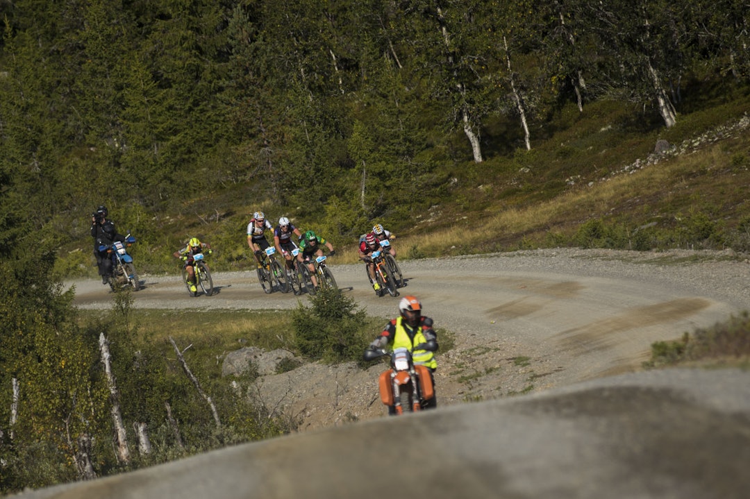 FART: I bakkene ned mot Kvarstaddammen gikk det unna i tetgruppen. Foto: Snorre Veggan 12 - birken2017-9512a