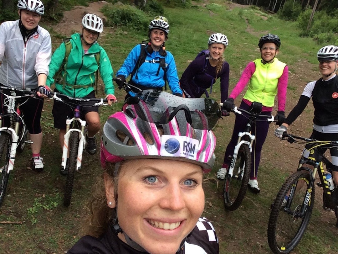 GOD STEMNING: Både kursholder Elisabeth Sveum og deltakerne er godt fornøyd med første kurskveld. Foto: Privat Stikurs jenter - Elisabeth Sveum 1400x